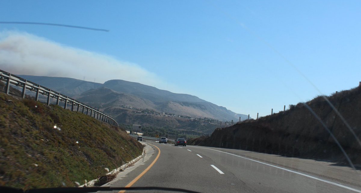 Continúa combate a incendios forestales en Baja California