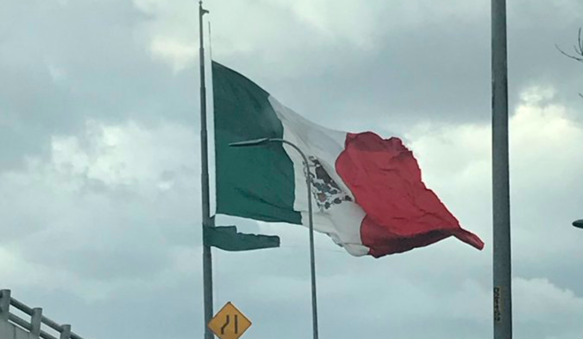 #Video Bandera monumental de San Jerónimo se desgarra por vientos