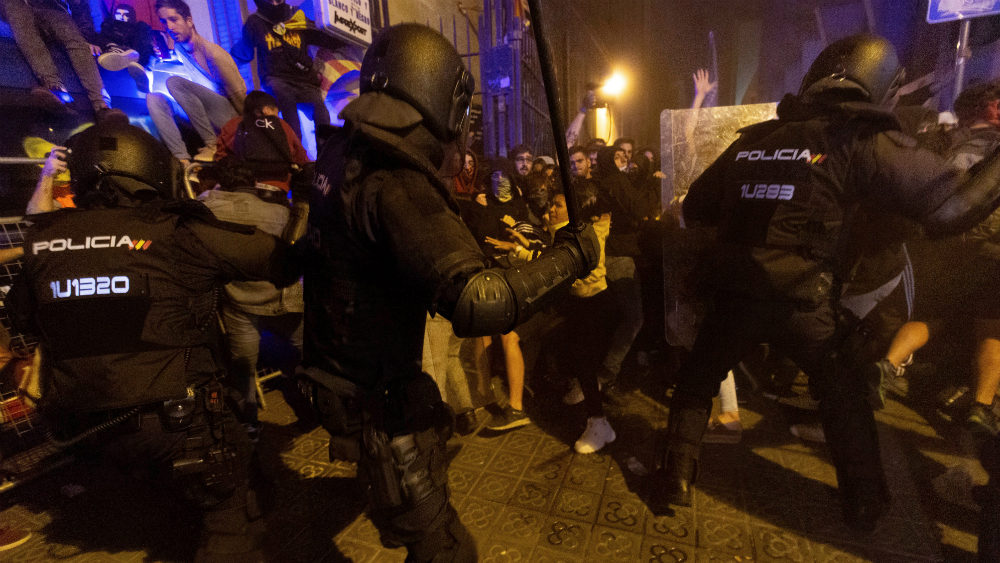 Cargas policiales en Barcelona contra manifestación independentista