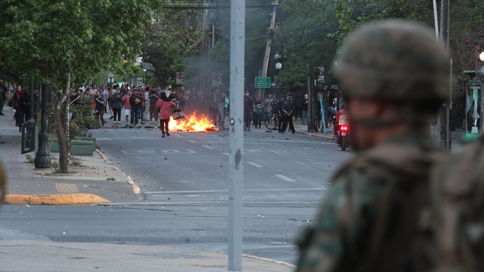 Chile despierta 'en calma' tras jornada violenta por protestas - barricada-en-calle-de-santiago-de-chile