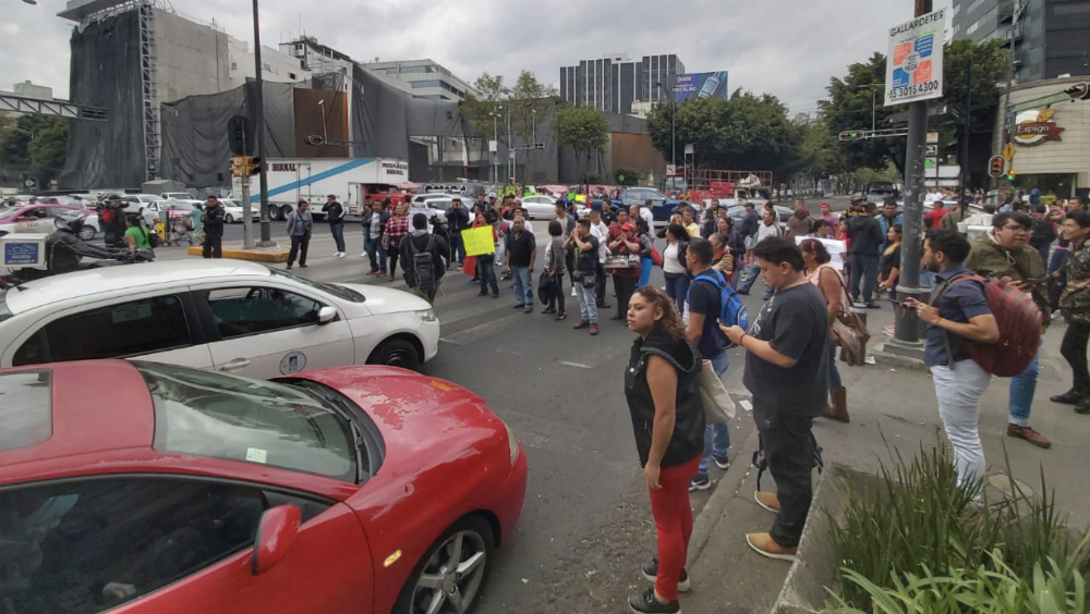 Comerciantes protestan afuera de Metro Chilpancingo por retiro de puestos