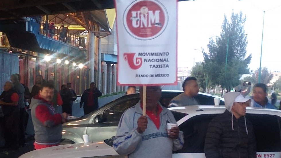 Taxistas extienden protesta y bloquean Avenida Central