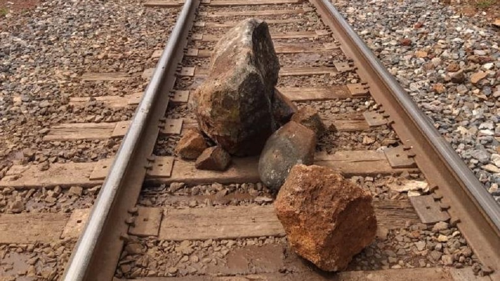 Normalistas liberan vías del tren en Michoacán