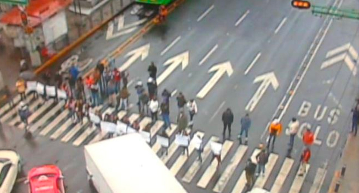 Bloqueo de comerciantes en Eje Central genera caos vial