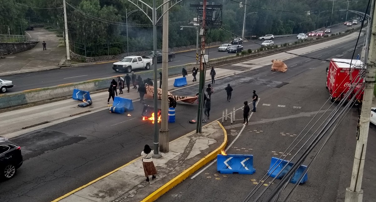 #Video Encapuchados levantan bloqueo en Insurgentes Sur tras causar destrozos