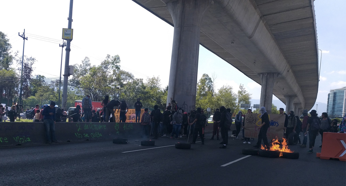 Encapuchados queman llantas y bloquean Periférico