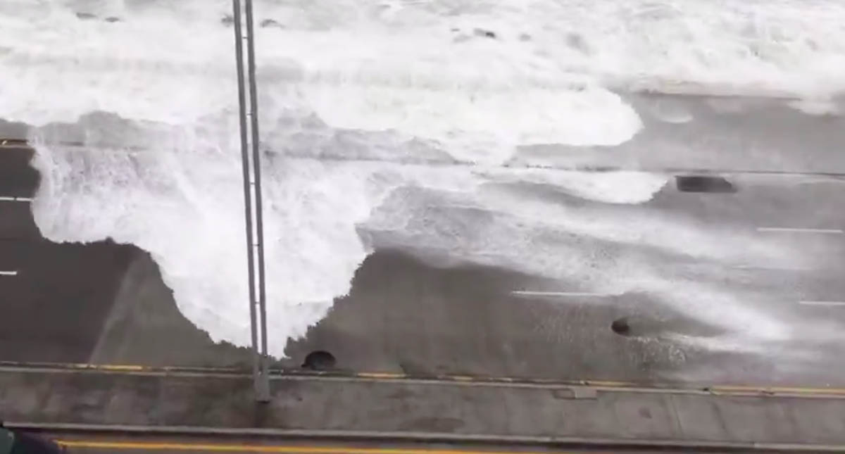 Mar sale de la playa y alcanza las calles en Veracruz