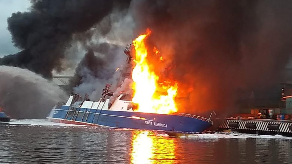 #Video Incendio de buque se prolonga por más de 24 horas en Colima