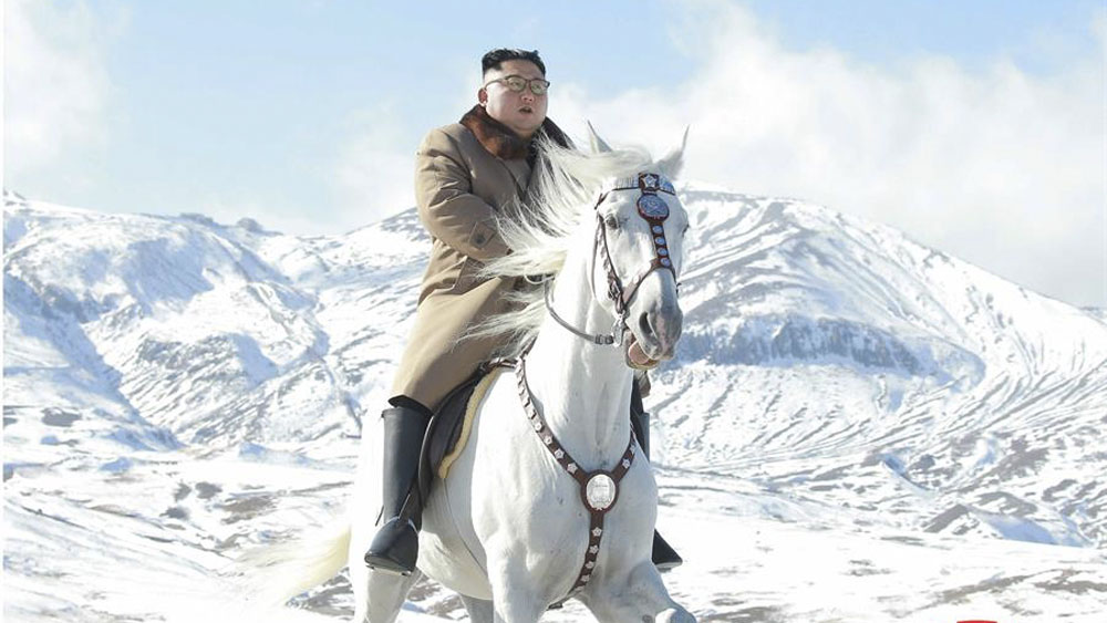 Revelan fotos de Kim Jong-un a caballo en monte sagrado