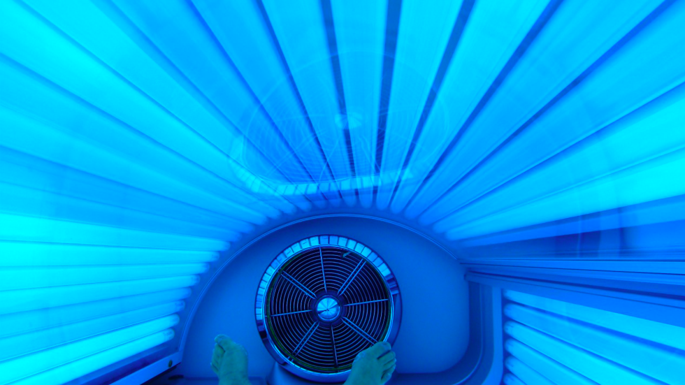 Camas de bronceado dejan ‘hoyo’ en cara de mujer