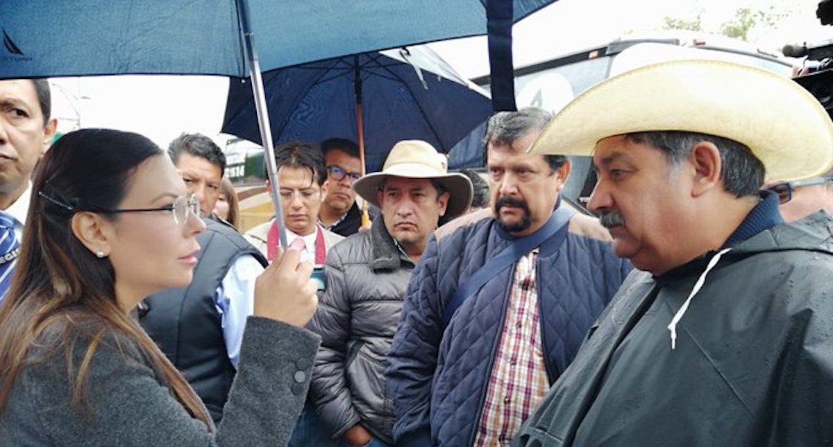 Campesinos bloquean accesos a la Cámara de Diputados; no está cancelada la sesión, asegura Laura Rojas