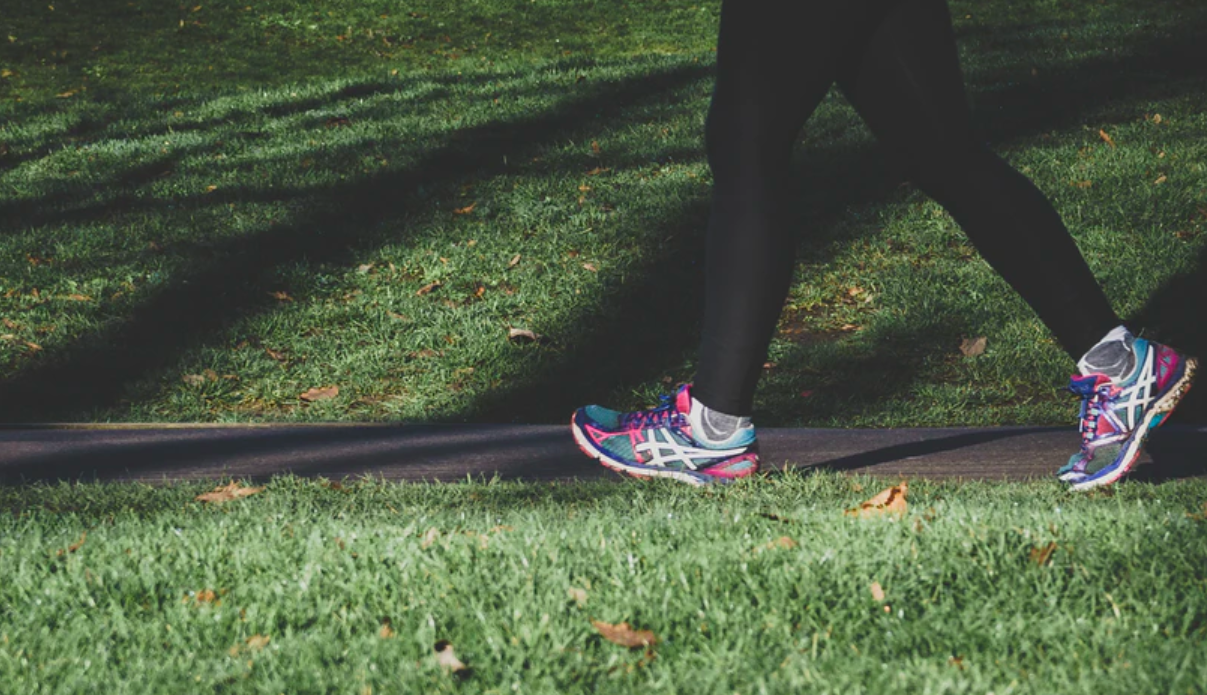 Caminar más lento provoca envejecimiento