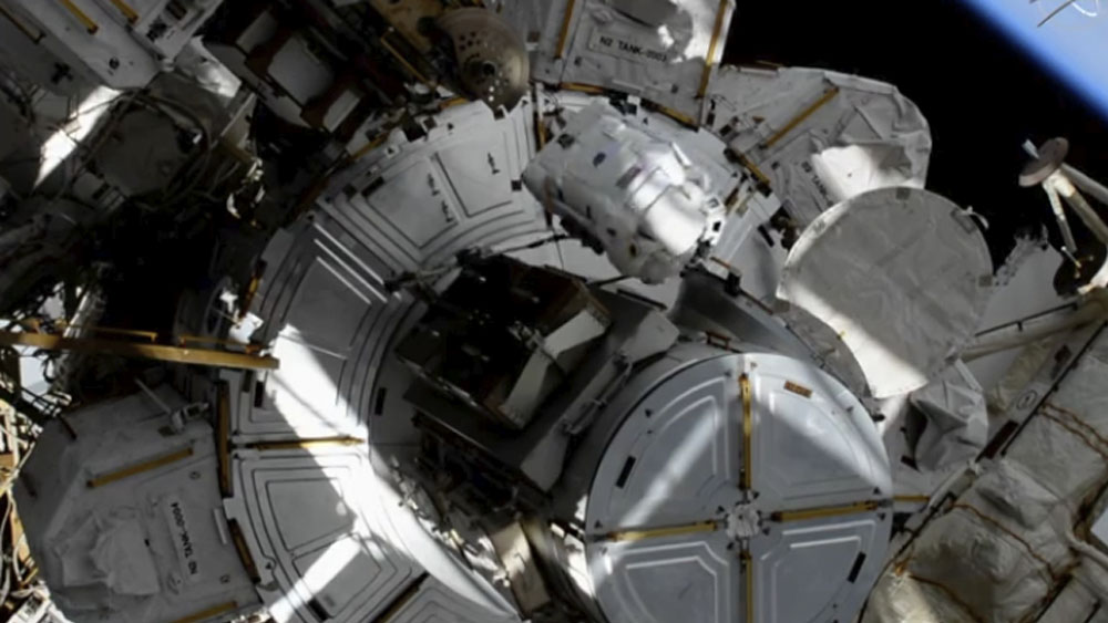 #Video Dos mujeres astronautas realizan histórica caminata espacial #Video Dos mujeres astronautas realizan histórica caminata espacial