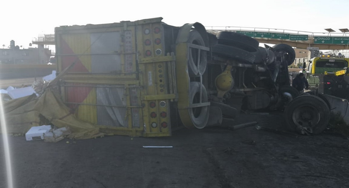 Vuelca camión con 7 toneladas de fruta en la México-Puebla - camion-de-fruta-volcado-sobre-la-aut-mexico-puebla
