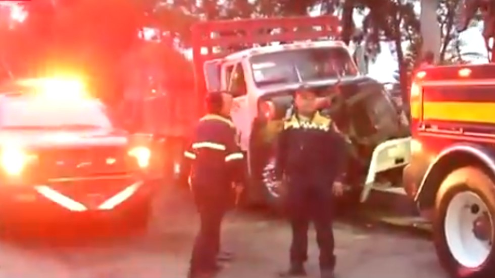 Volcadura de camión complica tránsito sobre Río Churubusco Volcadura de camión complica tránsito sobre Río Churubusco