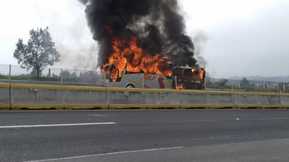 Autobús de pasajeros se incendia en la México-Puebla