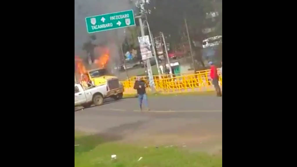 Incencian camiones en Salvador Escalante, Michoacán Incencian camiones en Salvador Escalante, Michoacán