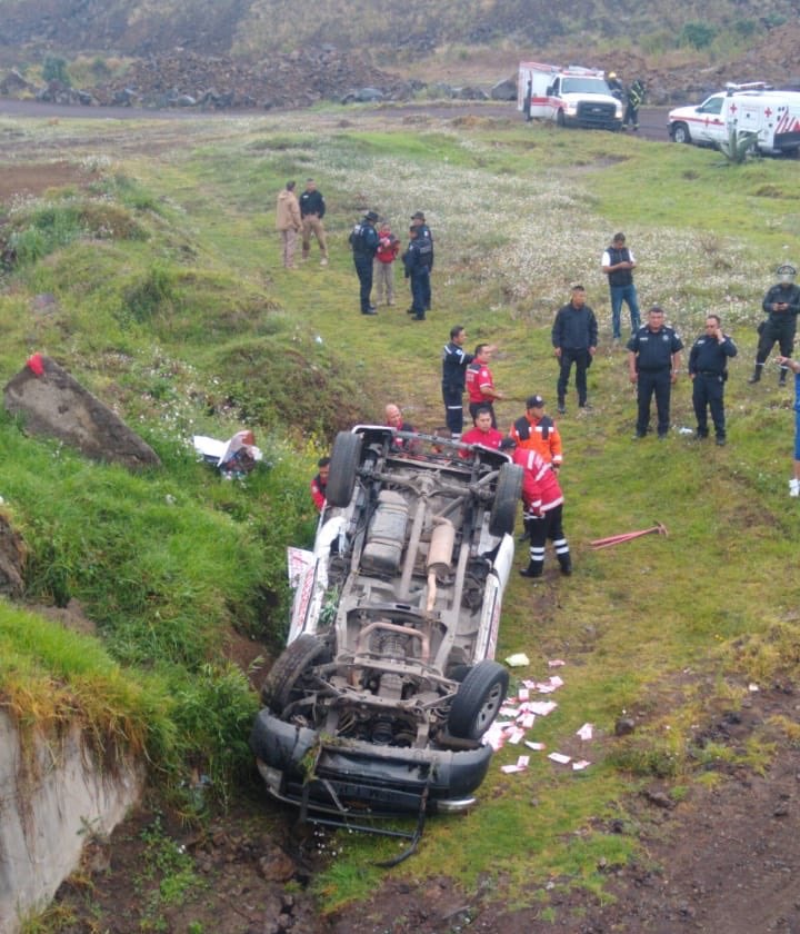 Bomberos de Ixtapaluca vuelcan sobre la México-Cuautla - camioneta-de-pc-ixtapaluca-volcada