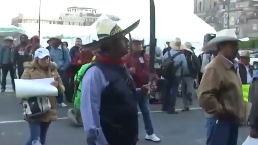Campesinos de Atenco y familiares de reos protestan en el Zócalo - campesinos
