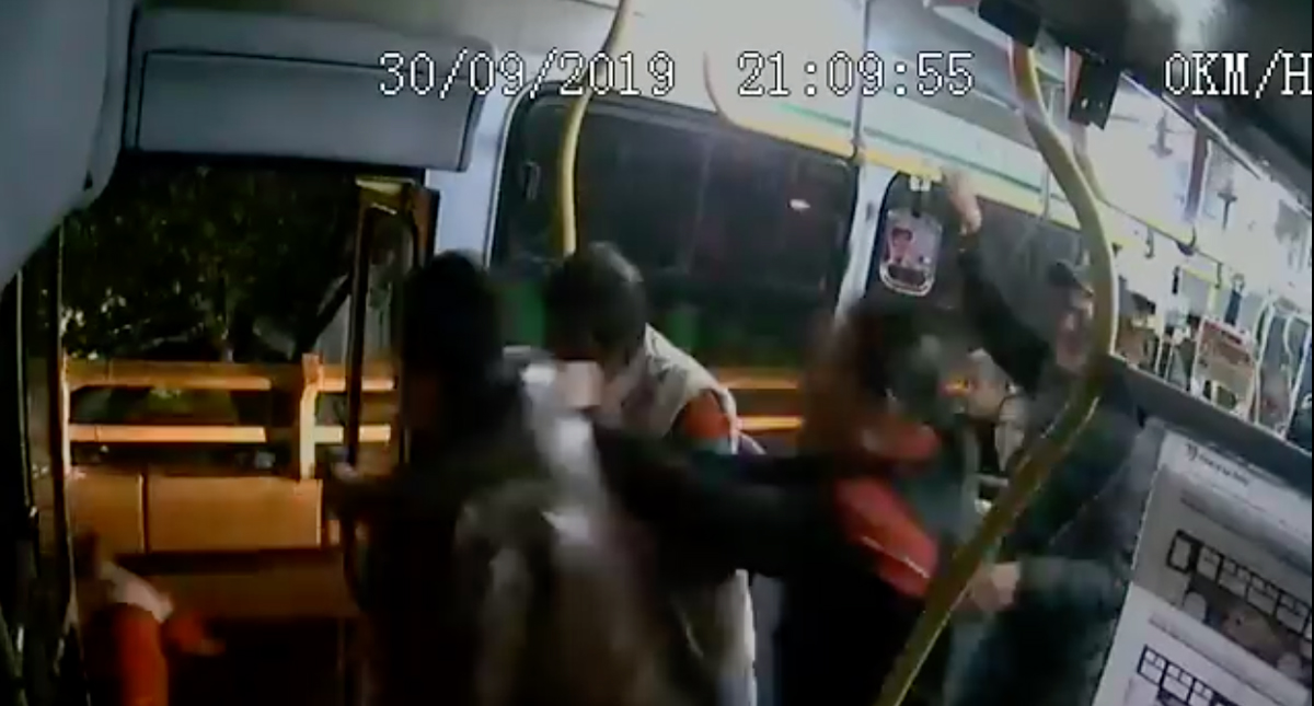 #Video Pasajero desarma a agresores y les dispara durante asalto a camión