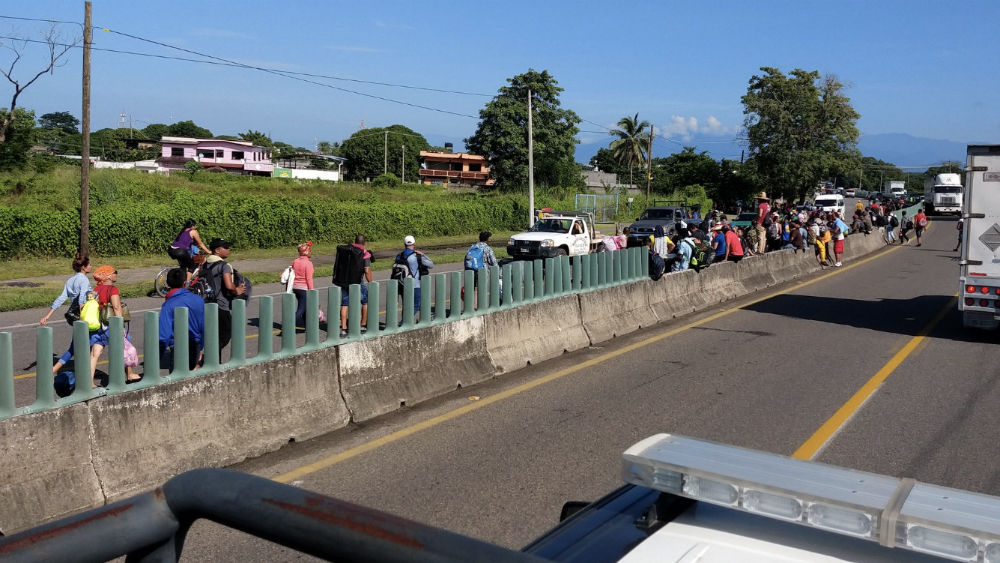 Caravana migrante llega a Huehuetán, Chiapas