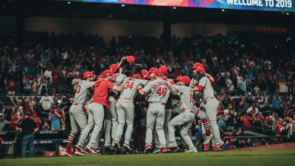 Cardenales destrozan a Bravos y jugarán la Serie de Campeonato de la Nacional