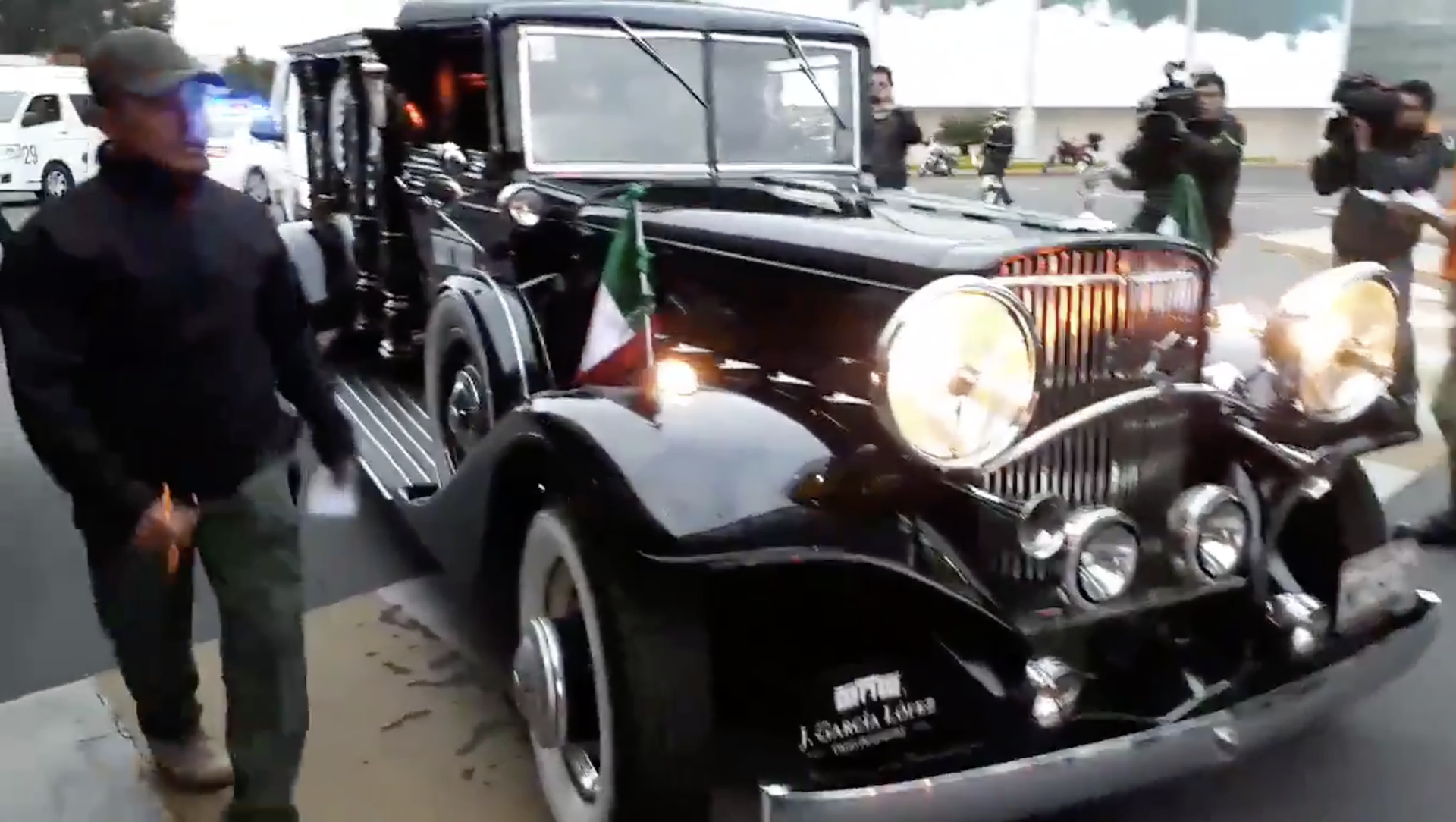 Hangar de Sedena se prepara para recibir cenizas de José José