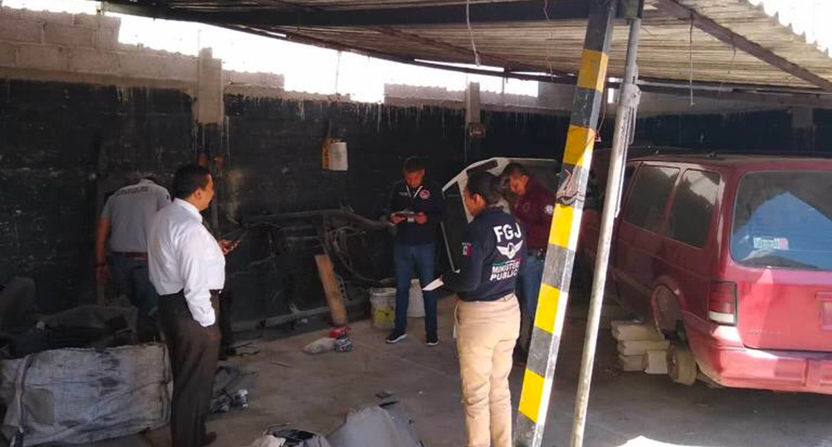 Aseguran casa con vehículos robados y autopartes en Acolman