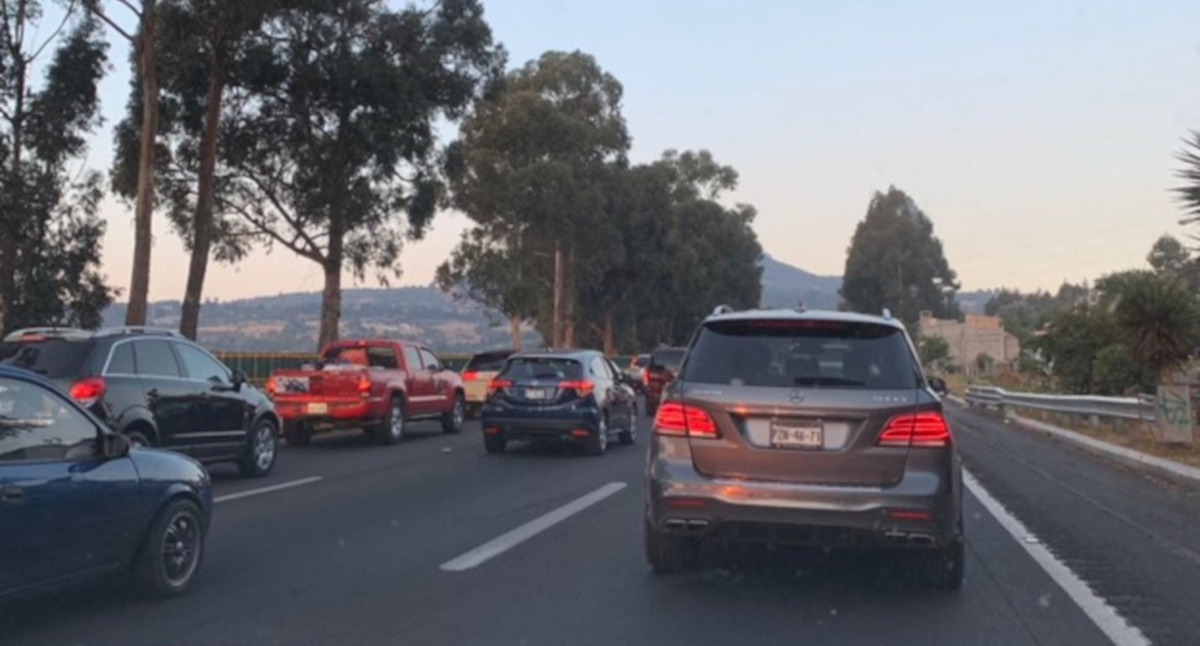 Vigilan policías caseta México-Cuernavaca previo a protesta de taxistas