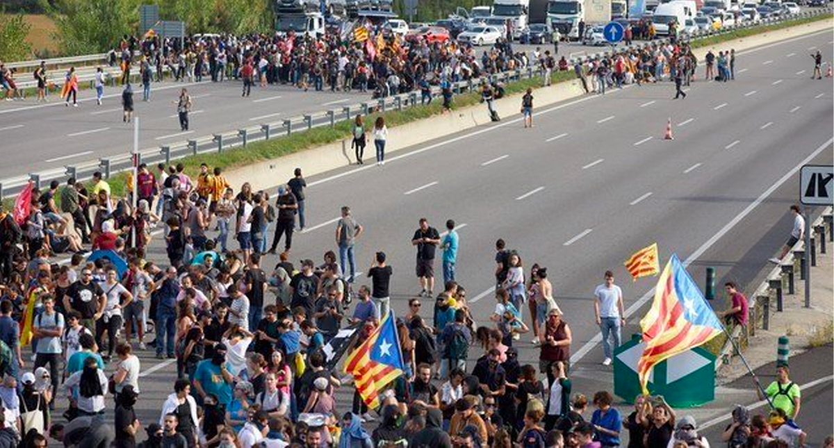 Protestas contra sentencia a líderes catalanes deja trece heridos