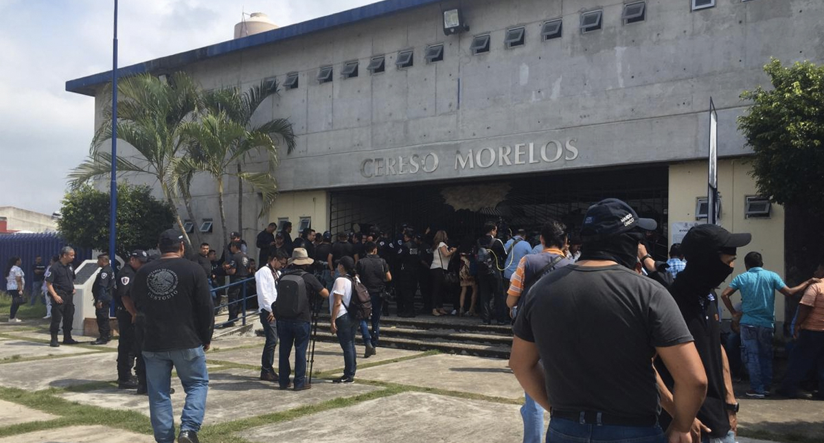 Custodios del penal de Atlacholoaya realizan paro de labores