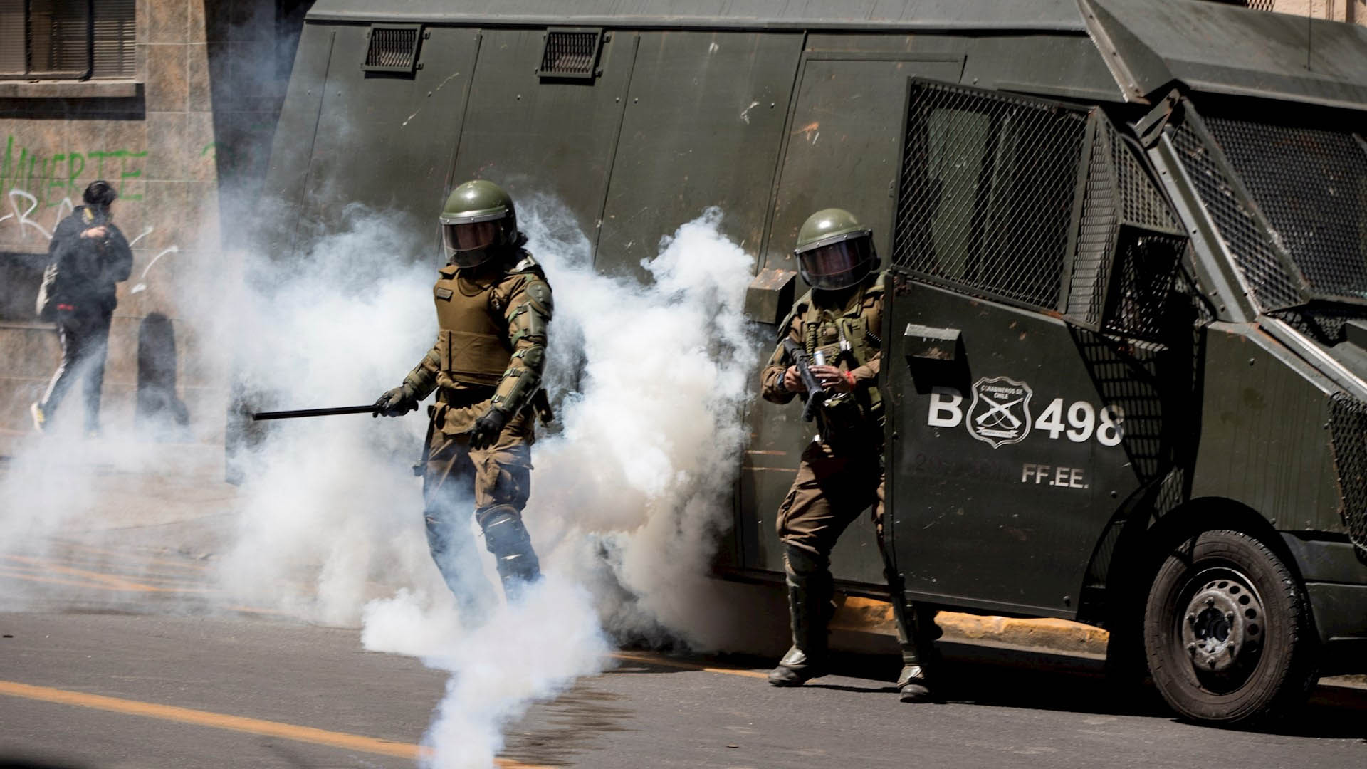 Carabineros de Chile rescatan a ministro de Salud durante protesta