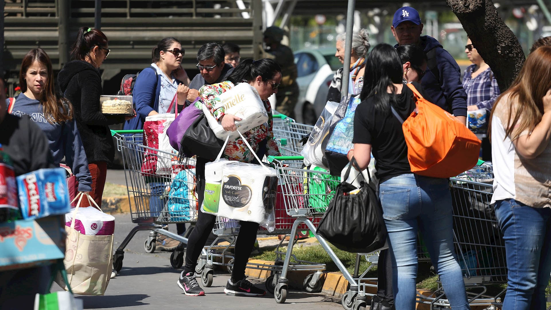 Protestas en Chile dificultan adquisición de productos básicos
