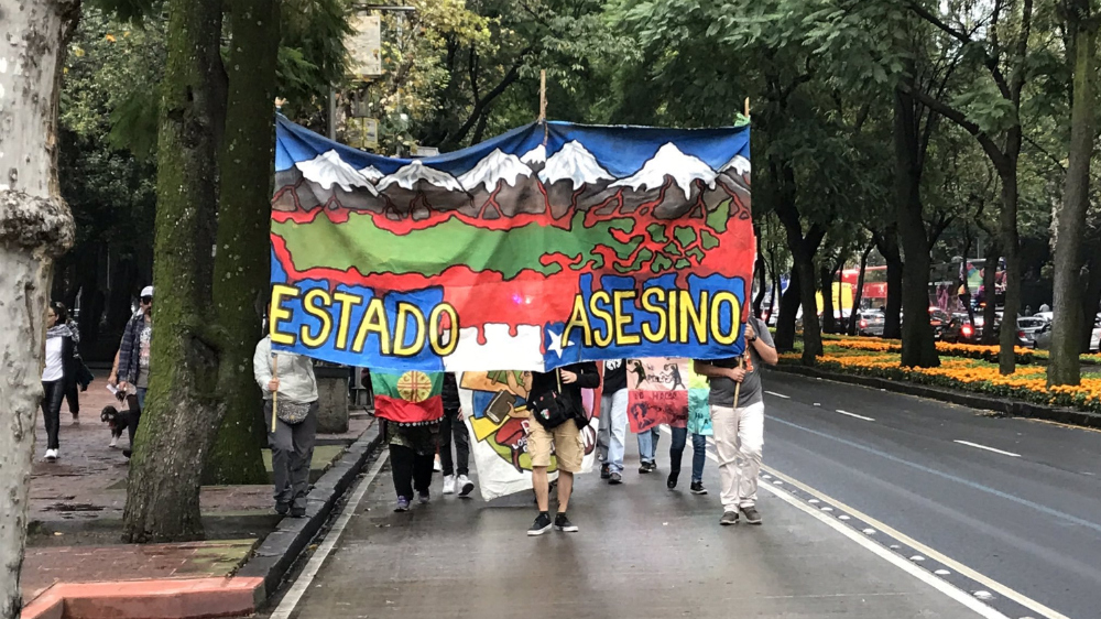 Marchan chilenos en México para pedir salida del presidente Piñera