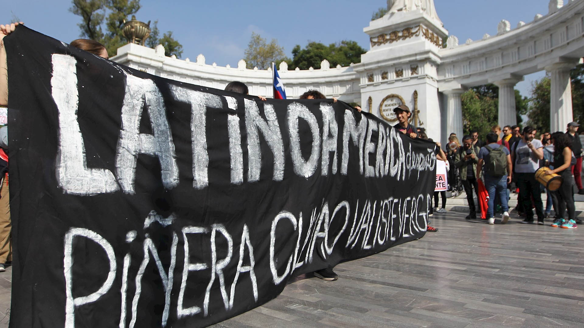Marchan en la Ciudad de México para apoyar protestas en Chile - chilenos-marchan-ciudad-de-mexico-protesta-2