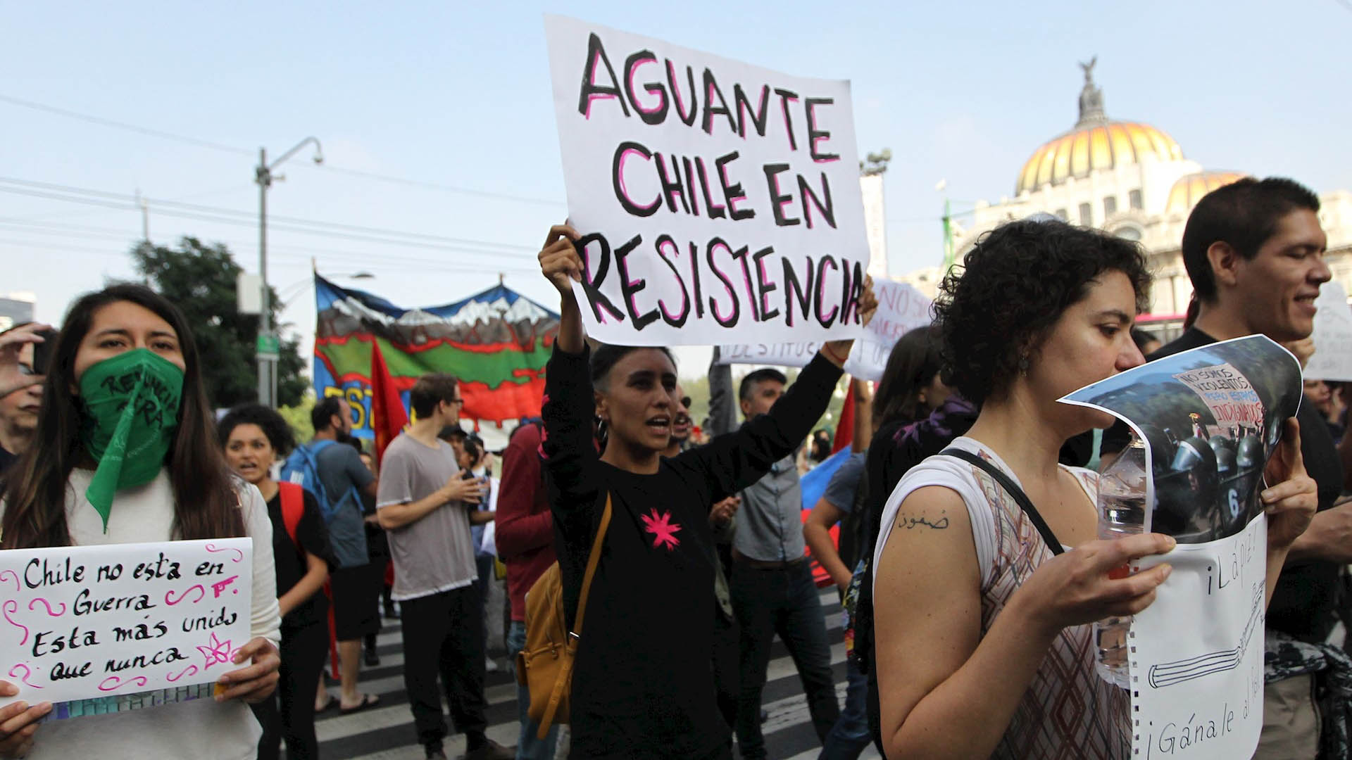 Marchan en la Ciudad de México para apoyar protestas en Chile