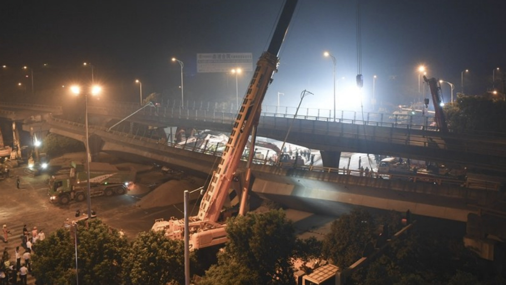 Tres muertos y dos heridos en aparatoso derrumbe de puente en China