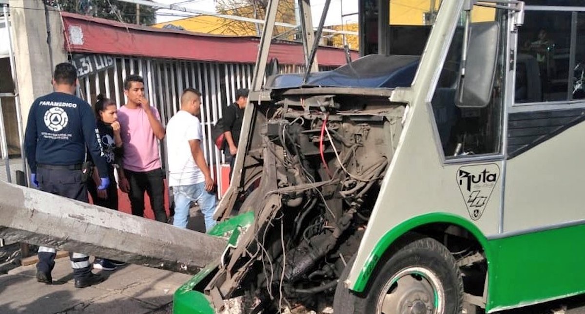 Choque de microbús en Iztapalapa deja cinco menores lesionados