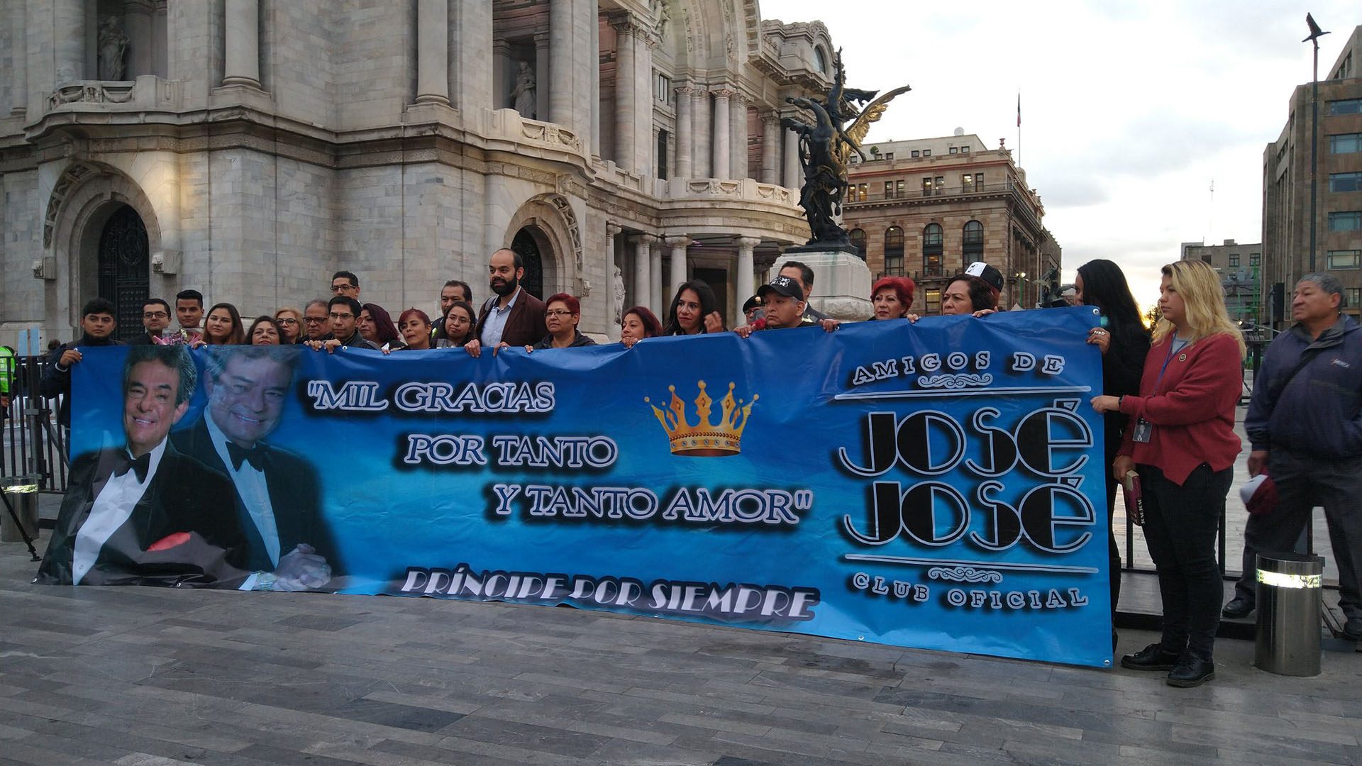 Seguidores de José José abarrotan Bellas Artes en espera del homenaje