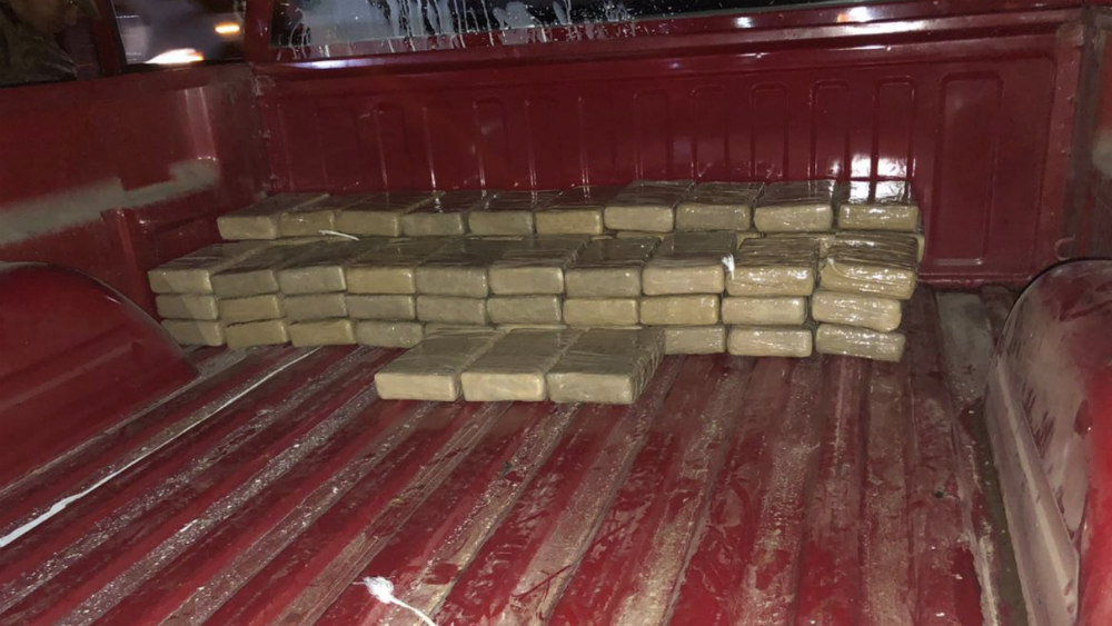 Detectan 74 paquetes de cocaína en doble fondo de camioneta