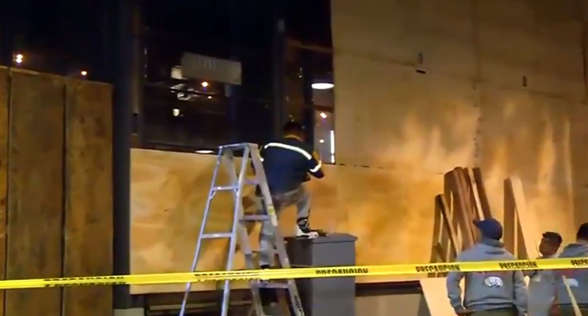 Blindan edificios y comercios en CDMX por marcha del 2 de octubre - colocacion-de-tablas-alrededor-de-edificios