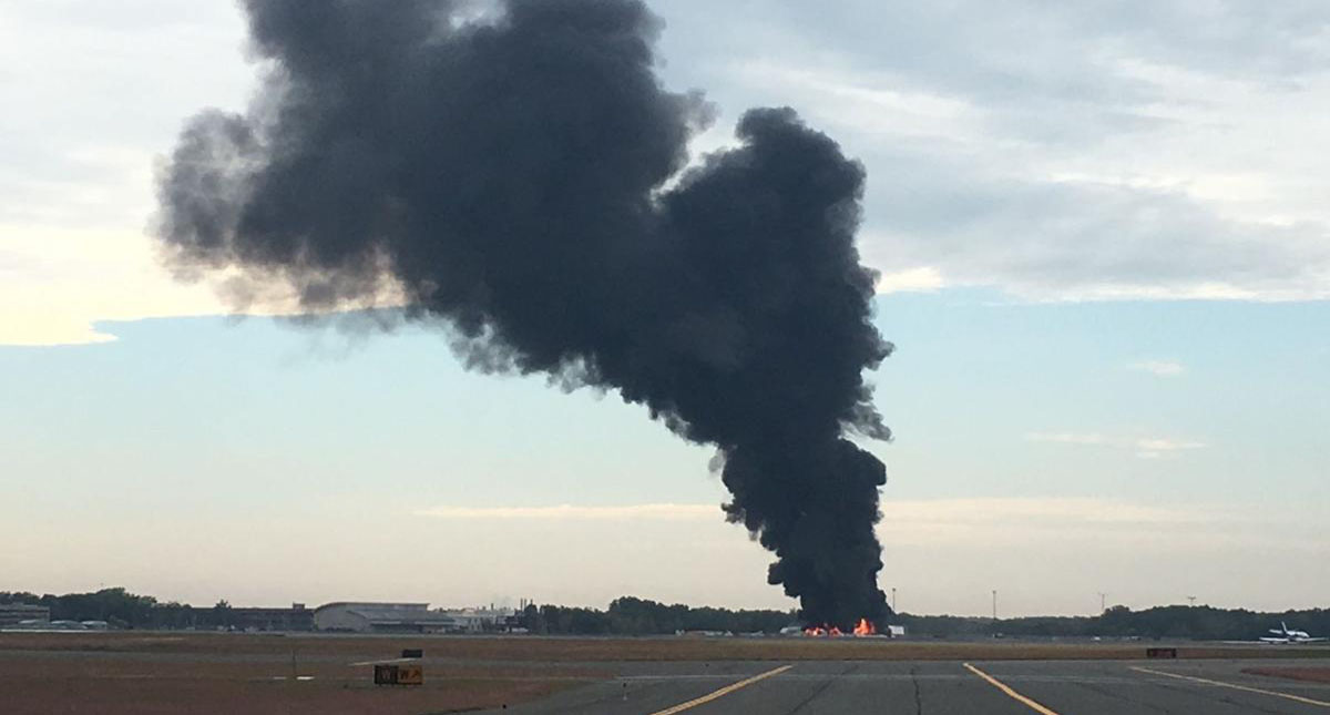 Mueren cinco personas en accidente de avión en aeropuerto de EE.UU. - columna-de-humo-elevada-por-accidente-en-aeropuerto-de-bradley