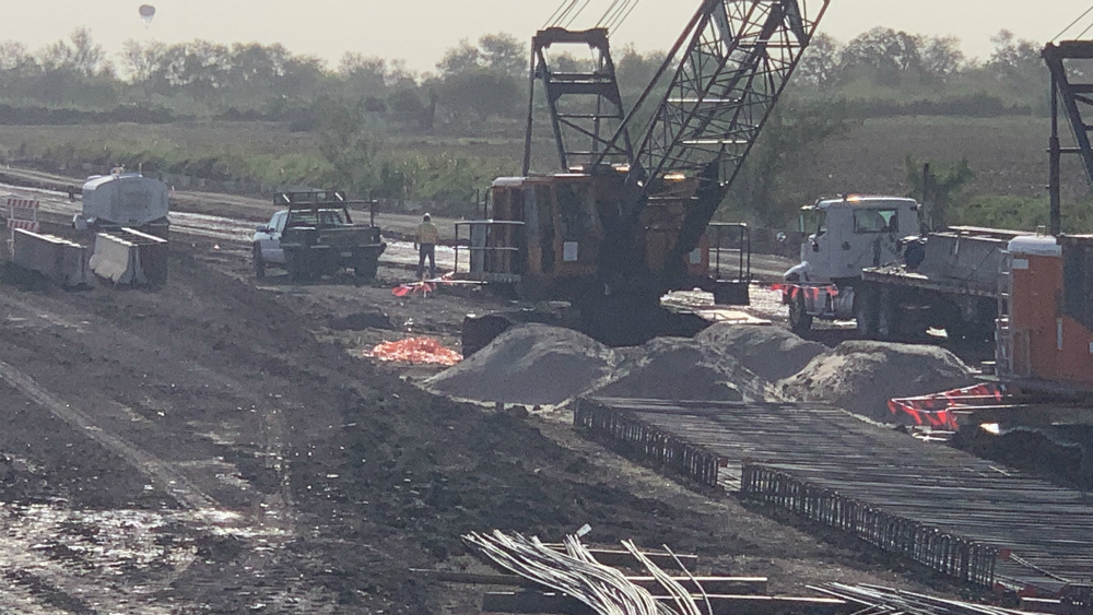 Construcción de muro fronterizo avanza en Texas