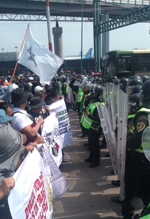 Policías Federales bloquean accesos a la Terminal 1 del AICM - contencion-de-manifestantes-por-parte-de-policias-de-la-ssc