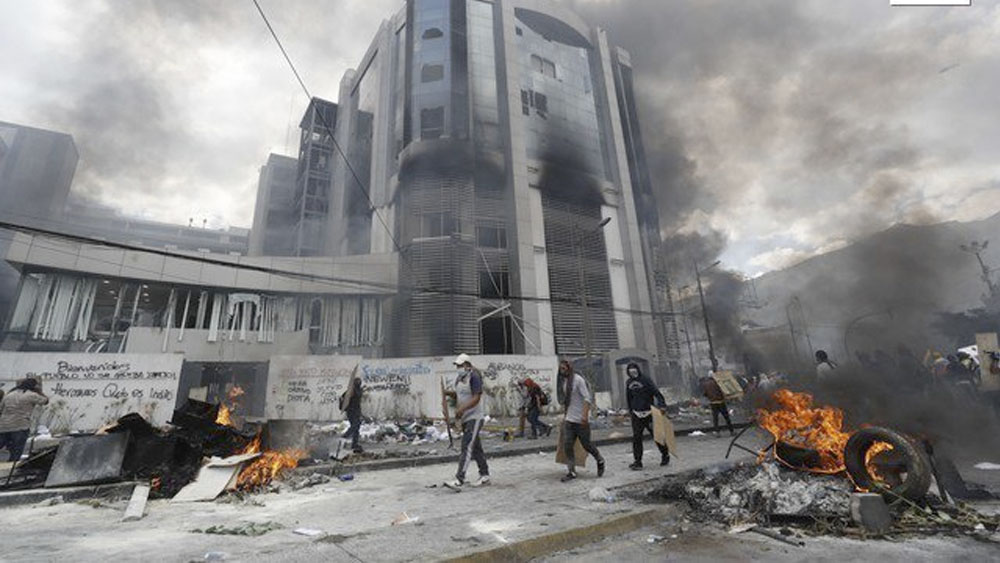Manifestantes toman e incendian Contraloría de Ecuador
