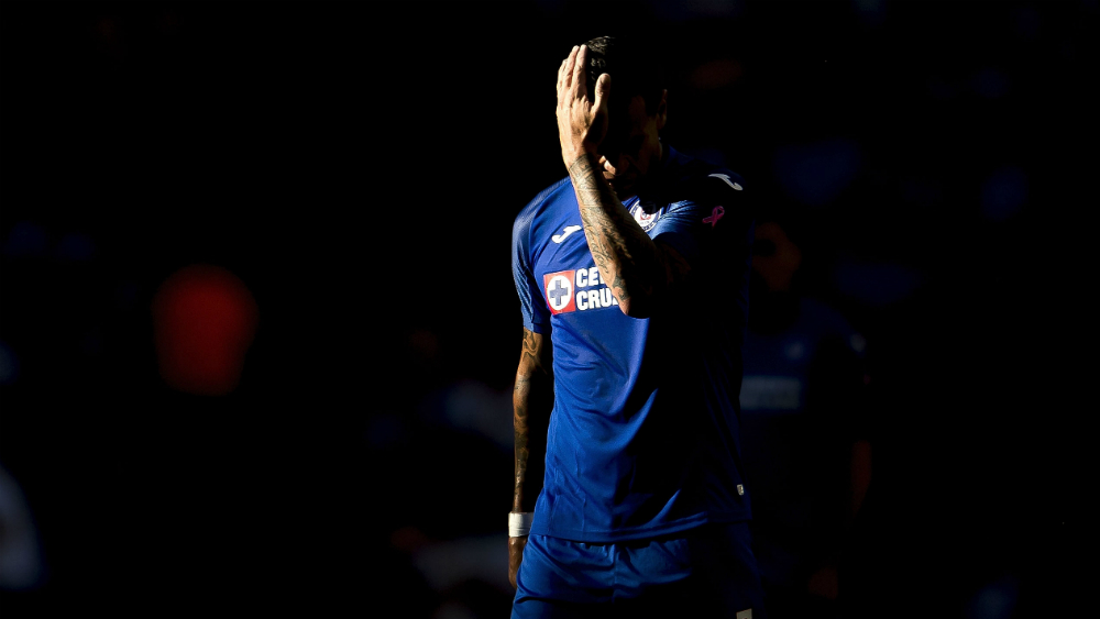 Cruz Azul se aleja de la liguilla; pierde ante Monarcas