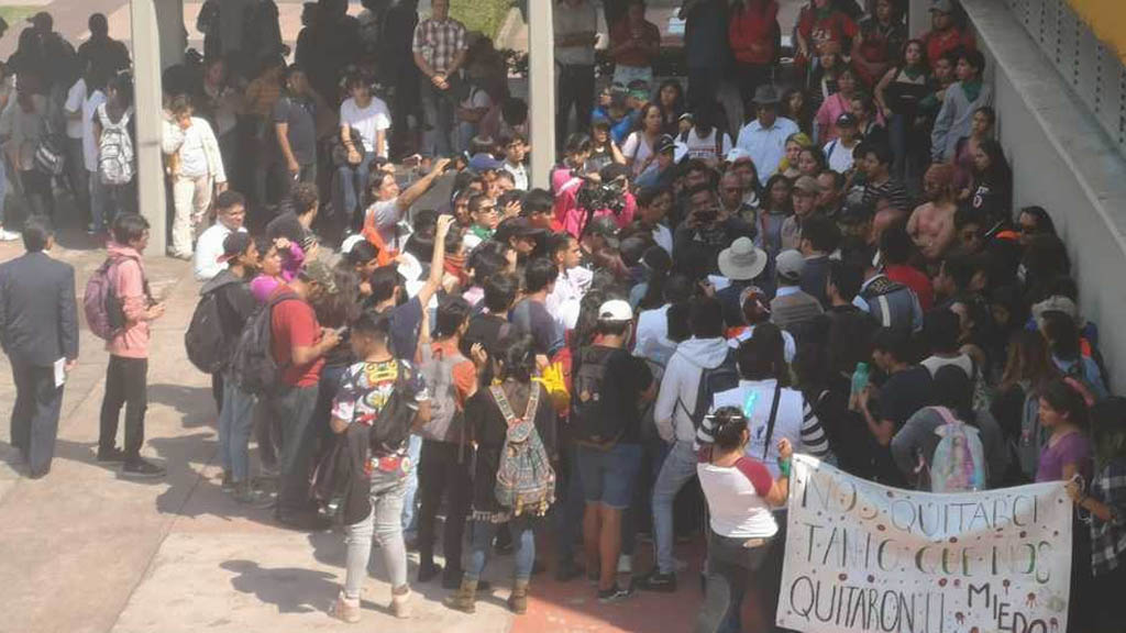 Alumnos de CCH Sur protestan en CU por caso de abuso sexual
