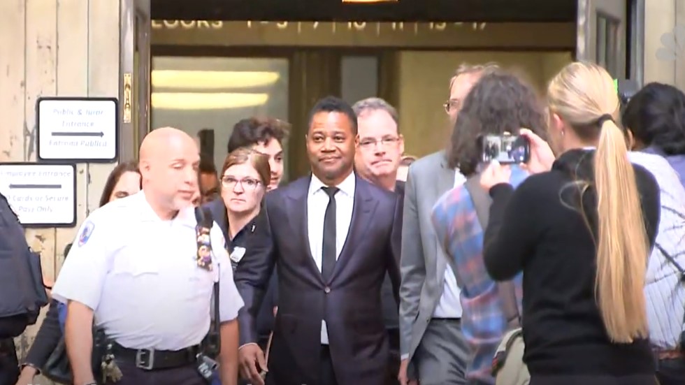 Inicia juicio de Cuba Gooding Jr. por acoso sexual a mujer - cuba-gooding-jr-al-ser-dejado-en-libertad-tras-entregarse-a-la-policia-en-junio-pasado