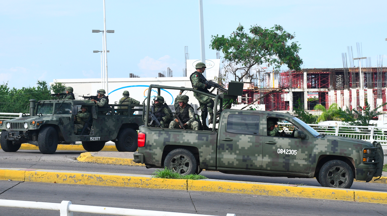 Cártel de Sinaloa duplicaba a soldados durante ataque en Culiacán, aseguran presuntos militares