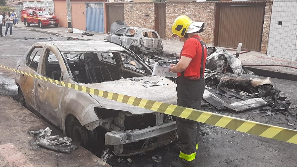 Avión pequeño se desploma sobre autos en Brasil y mata a tres - danos-de-avion-pequeno-en-brasil